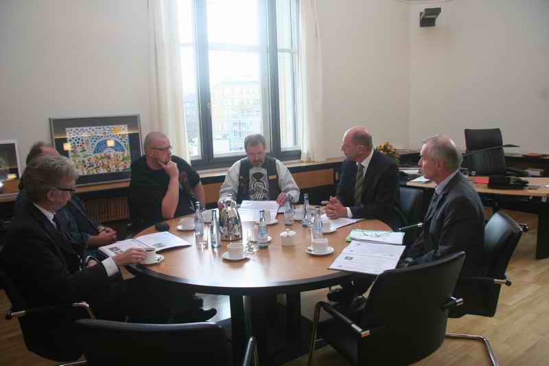 Von links nach rechts: MdB Dr. Dieter Wiefelsp�tz (SPD), Dieter Schnabel (BU), Christian �Terror� G�rlitz (BU), Rolf �Hilton� Frieling (BU), Minister Wolfgang Tiefensee, Herr H�llriegel (BMVBS)