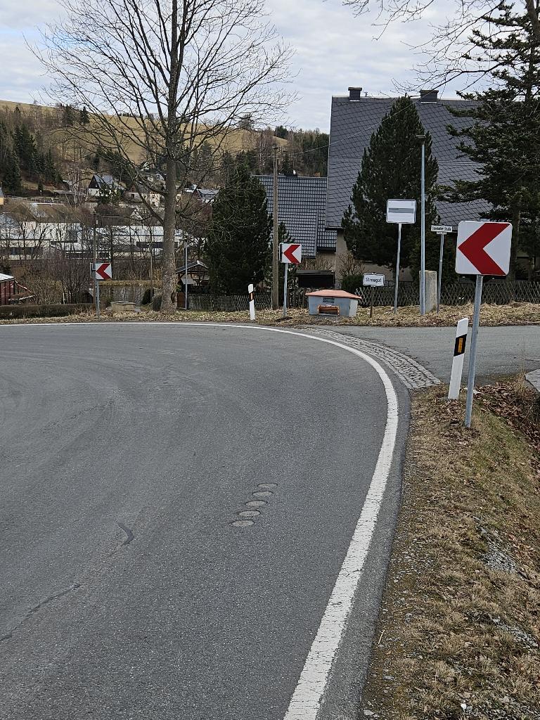 Mildenau - Streugutbehälter an Kurvenaussenseite