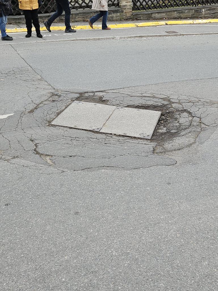 Großolbersdorf - Tiefliegender Kanaldeckel in der Kurve