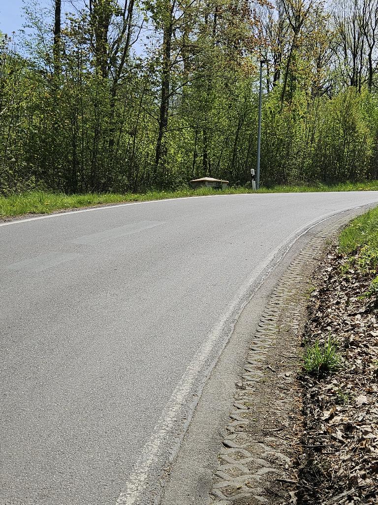Langenweißbach - Streusandbehälter am Aussenrand der Kurve